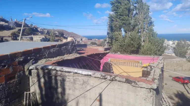 Derrumbe en el Barrio Jorge Newbery: se cayó el techo de una casa