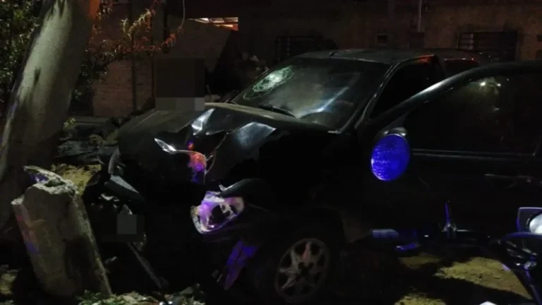 Una adolescente evadió un control y chocó tras una persecución