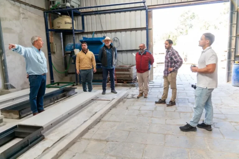 El intendente  recorrió una empresa local y destacó la innovación en viviendas modulares