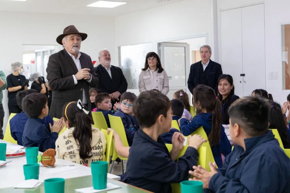 Othar visitó la Escuela Municipal y compartió un almuerzo con alumnos y personal de la institución