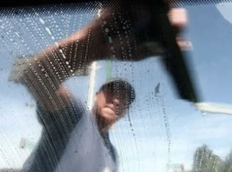 Buscan prohibir "limpiavidrios" en la vía pública: “Tenemos de terminar con esta agresividad que tiene esta gente"