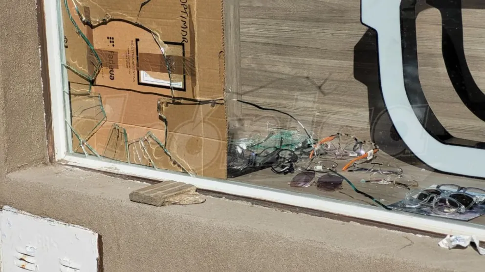 Robaron 13 pares de anteojos de una óptica del centro