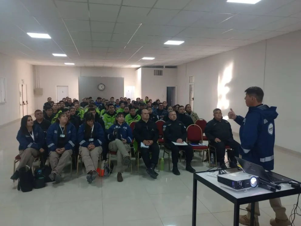 Capacitan a 80 efectivos policiales en control vehicular y seguridad vial en Cañadón Seco