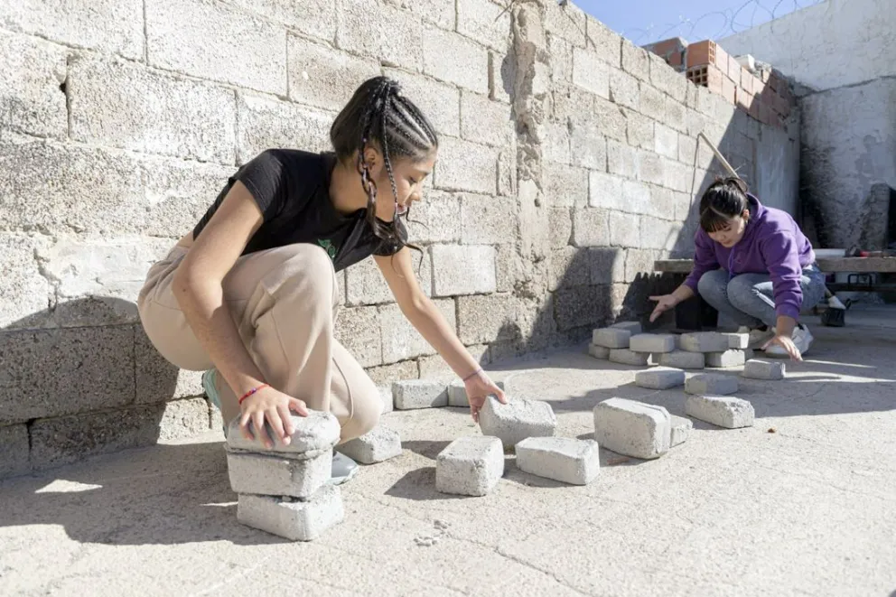Adolescentes de "La Esquina" se capacitan en construcción de fogones y bloques