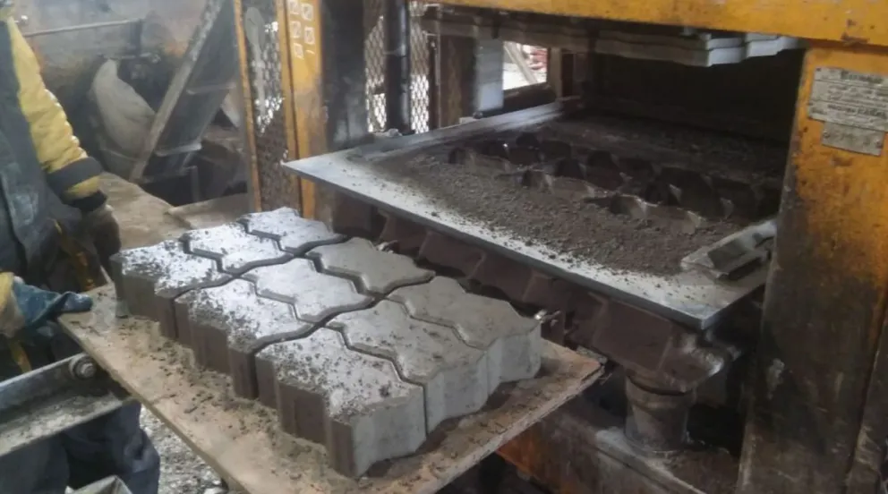 La adoquinera de Rawson en pleno funcionamiento