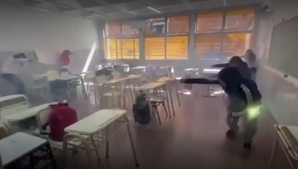 Catamarca: alumnos encendieron bengalas dentro de un aula