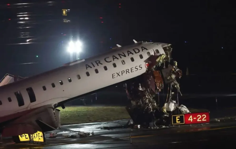 Tragedia en Nueva York: choque entre un avión y un camión deja dos muertos