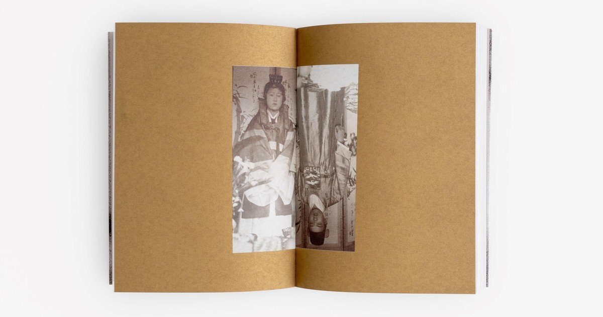 A través de 1.300 fotos, la artista de origen coreano Suwon Lee reescribe la historia de sus abuelos