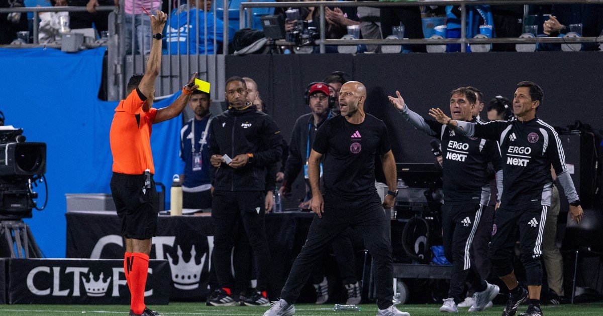 Javier Mascherano no llevó a Messi pero dio un show en la MLS: explotó con un árbitro, lo echaron y se fue peleando con el público de Charlotte