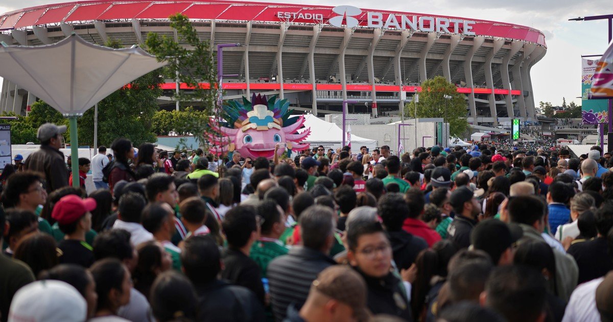 Tragedia en la reapertura del estadio Azteca: un hincha murió tras intentar saltar hacia la zona de palcos
