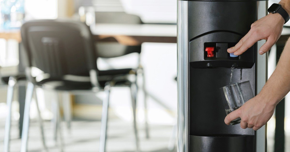 El agua del dispenser puede ser menos segura que la de la canilla: qué precauciones tomar