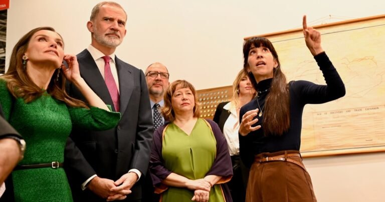 Los reyes de España visitaron juntos un stand argentino en su visita oficial a ARCOmadrid
