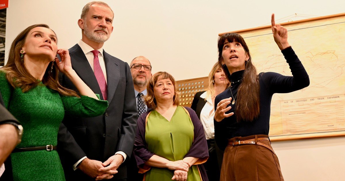 Los reyes de España visitaron juntos un stand argentino en su visita oficial a ARCOmadrid