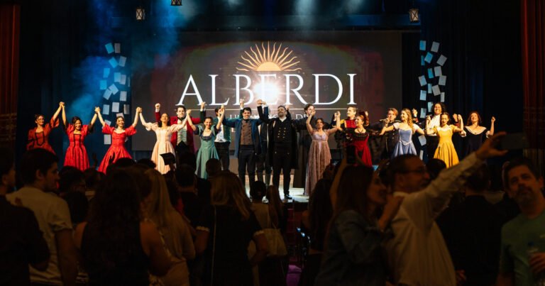 El musical sobre Juan Bautista Alberdi invita a desempolvar la historia, con creatividad, ritmos modernos y rigurosa recreación de época