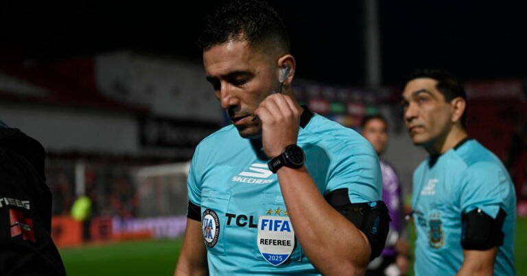 Lobo Medina y los chats de la polémica con la vieja mano derecha de Toviggino: un árbitro con un historial nutrido de fallos polémicos y sospechas