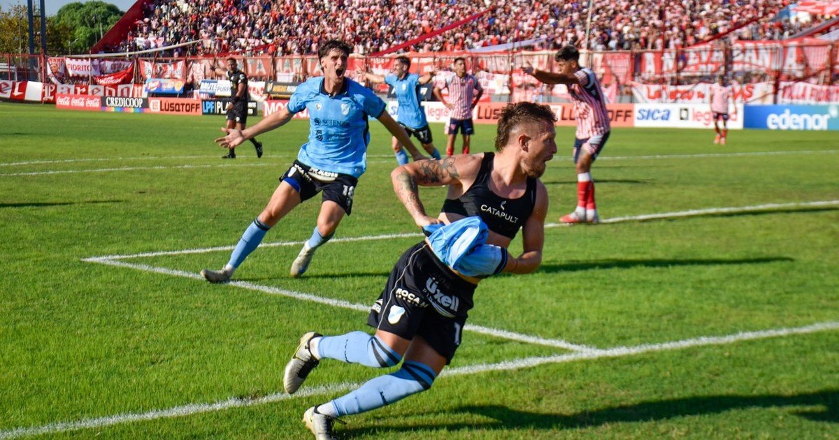 La fecha de los clásicos en la Primera Nacional: a Los Andes le dieron un penal afuera del área, pero Temperley igual lo ganó a los 92