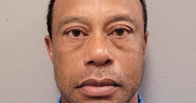 Tiger Woods fue liberado tras pasar ocho horas en un calabozo después de volcar con su camioneta y negarse a realizar un análisis de orina