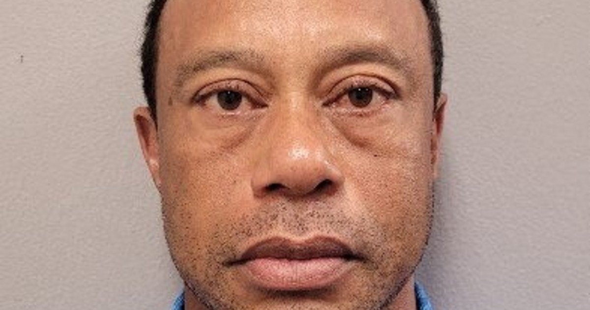 Tiger Woods fue liberado tras pasar ocho horas en un calabozo después de volcar con su camioneta y negarse a realizar un análisis de orina