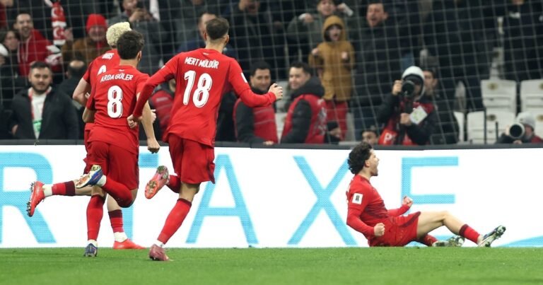 Turquía venció a Rumania y le falta un paso más para llegar al Mundial