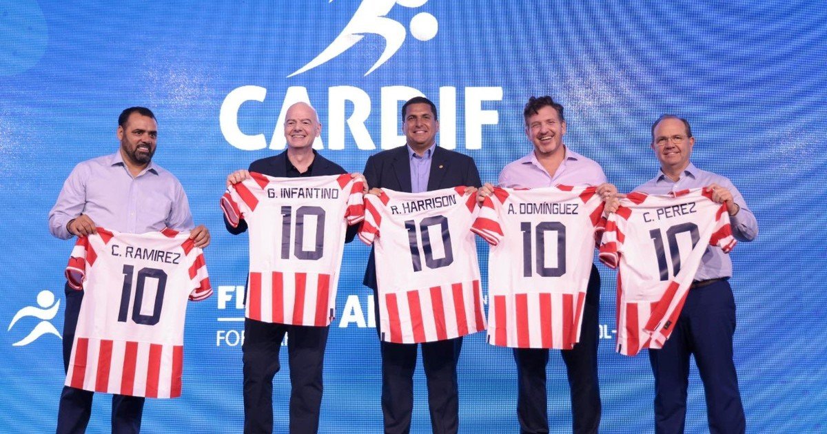 Paraguay sueña con el Mundial de la mano de Alfaro y celebra un premio de FIFA por su revolución en juveniles gracias a otro argentino