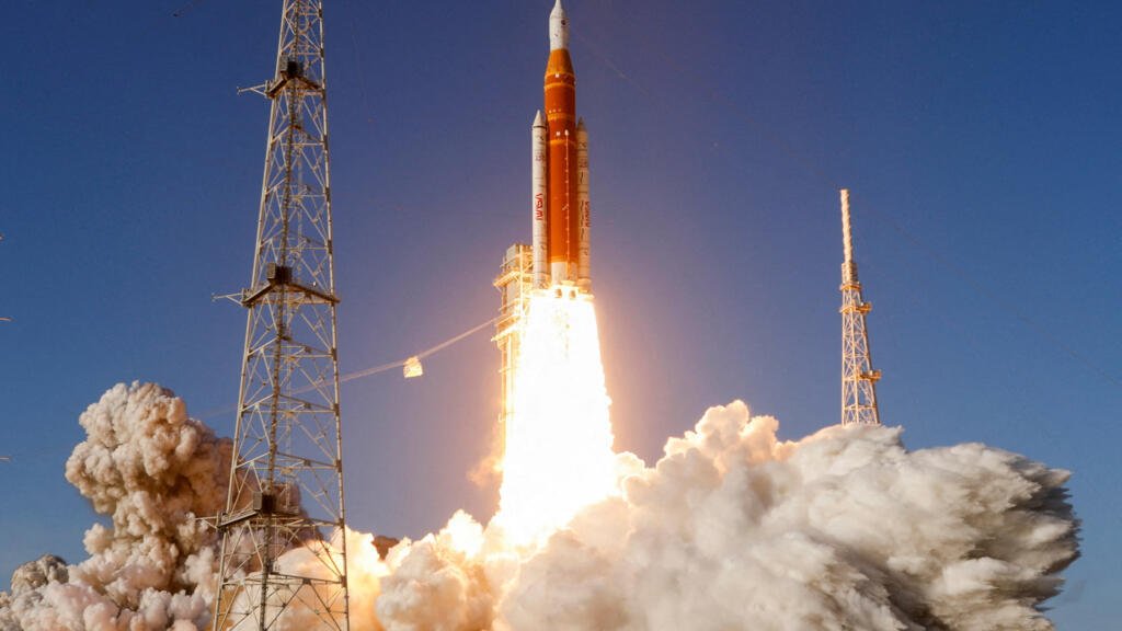 Artemis II deja la órbita terrestre y emprende el camino a la Luna