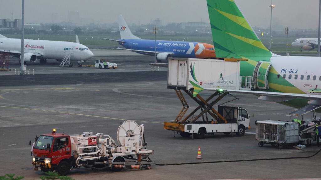 Indonesia autoriza a aerolíneas a subir hasta 13% el precio de los tiquetes por crisis energética