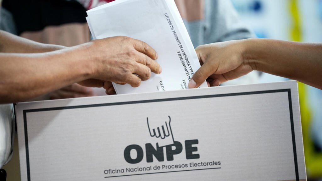 Perú: Sánchez y López Aliaga, en un empate técnico para ser rival de Keiko Fujimori en segunda vuelta