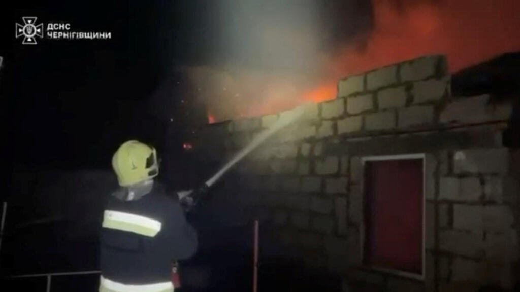 Dos muertos y cinco heridos en Ucrania por ataques rusos; Kiev golpea una fábrica de drones