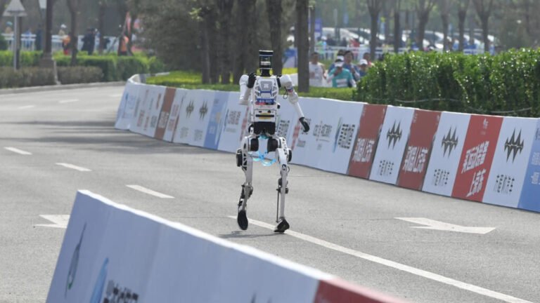 'Nueva era': robot humanoide supera a humanos en media maratón de Beijing y bate récord mundial