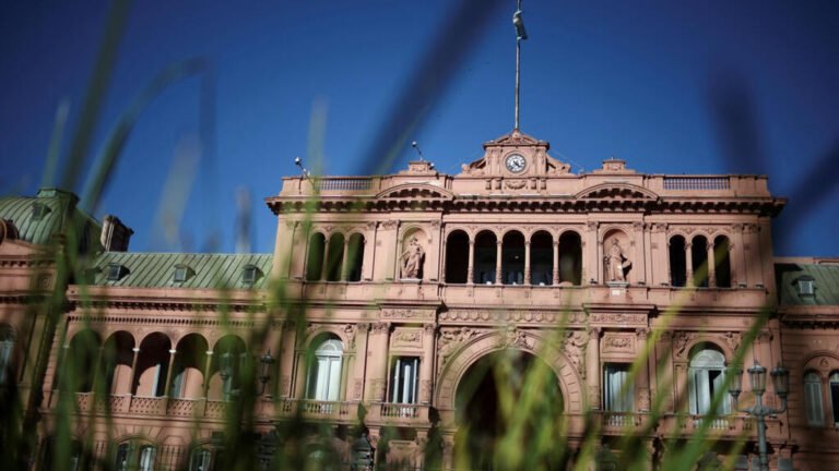 Milei bloquea acceso de periodistas a la Casa Rosada al señalar “espionaje”: ¿qué hay detrás de la medida?