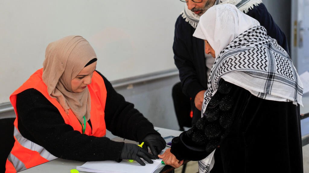 Los palestinos votan en elecciones locales al abrirse las urnas por primera vez desde la guerra de Gaza