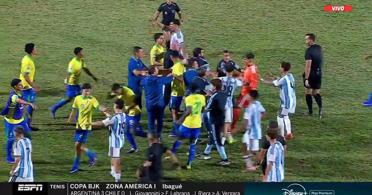 Argentina perdió feo con Brasil en el Sudamericano Sub 17 y hubo final caliente con una acusación de racismo: casi terminan a las trompadas