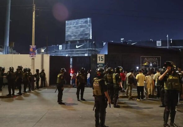 Un muerto y decenas de heridos en estadio de Alianza Lima antes del clásico peruano