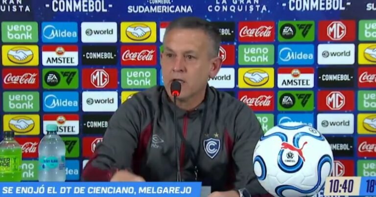 Melgarejo, el DT argentino que estalló contra los periodistas en plena conferencia: "Hacen cada pregunta boluda, ¡qué malos que son!"