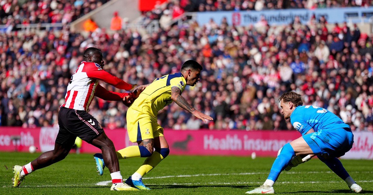 Lluvia de insultos racistas al jugador neerlandés que empujó a Cuti Romero y provocó la lesión que preocupa a la Selección: "Inaceptable"