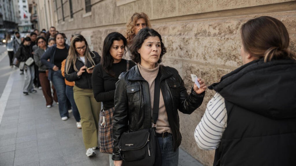 Colas y confusión en España: así fue el primer día del proceso de regularización masiva de migrantes