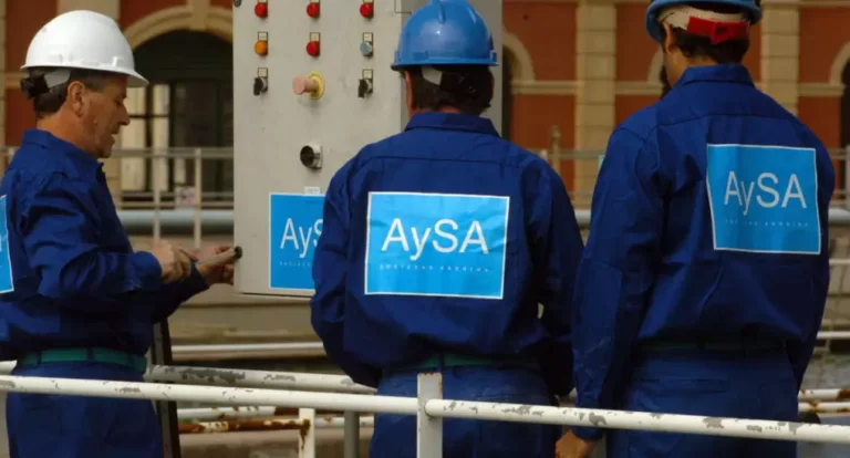 Privatizaciones en marcha: definieron la concesión de Aysa por 30 años y la venta de vagones del Belgrano Cargas