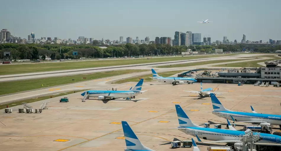 Volar es más caro desde hoy: el salto récord en la tasa de la ANAC que encarece todos los vuelos nacionales