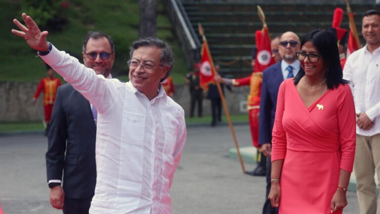 Delcy Rodríguez recibe a Petro en Caracas, cooperación y "desafíos fronterizos" en el centro de la agenda