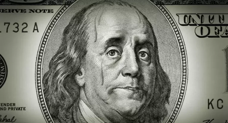 Golpe al bolsillo: colectivos suben 5,4% y el dólar ya apunta a $1.800