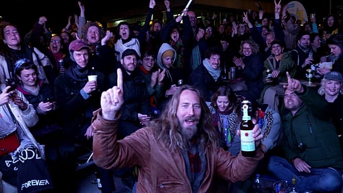 Las calles de Budapest celebran la mayoría absoluta de Magyar con Tisza