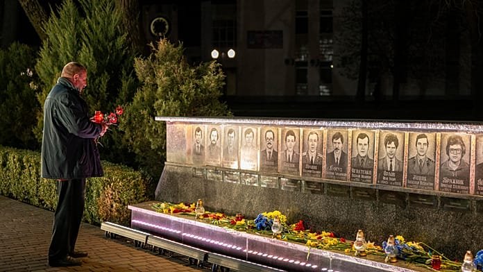 Zelenski acusa a Rusia de "terrorismo nuclear" en el 40º aniversario de la catástrofe de Chernóbil