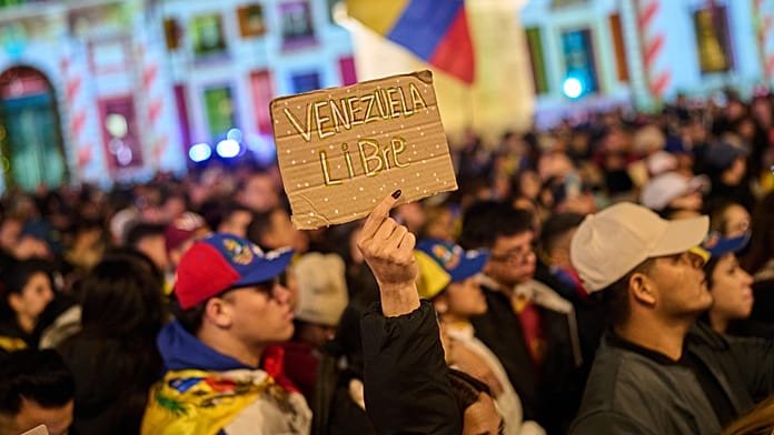 España elimina la vía exprés de residencia para los inmigrantes venezolanos