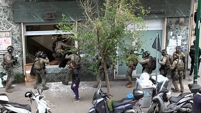 Italia, liberan a 25 rehenes y banda de banco en Nápoles desaparece bajo tierra
