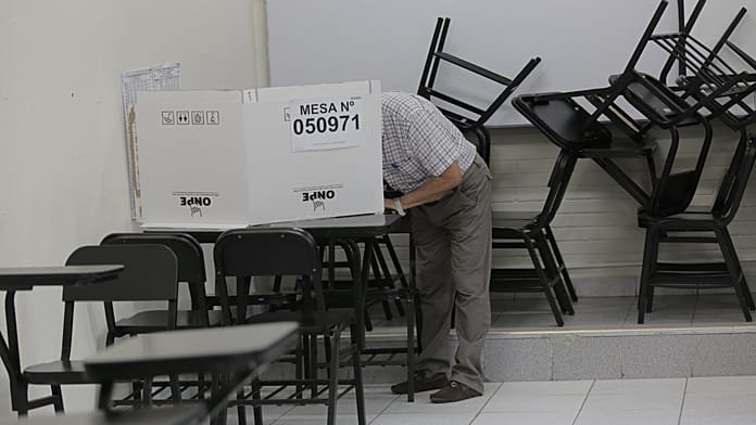 Perú amplía una hora la votación por retrasos en la entrega de material electoral