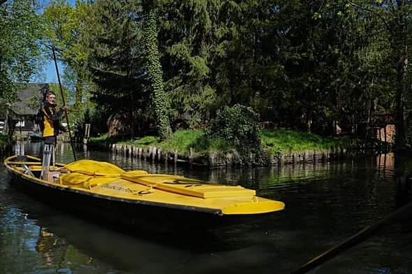 Pueblo de canales en Alemania mantiene vivo el correo en barco de 129 años