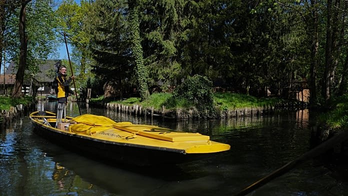 Pueblo de canales en Alemania mantiene vivo el correo en barco de 129 años