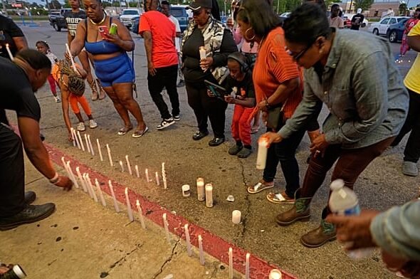 La comunidad celebra una vigilia tras el tiroteo masivo en Luisiana en el que han muerto 8 niños