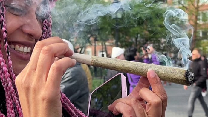 Los fumadores celebran el 420, 'día de marihuana', en Nueva York