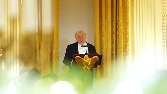 Trump advierte a Irán de que "espabile pronto" mientras EE.UU. planea un bloqueo prolongado de sus puertos